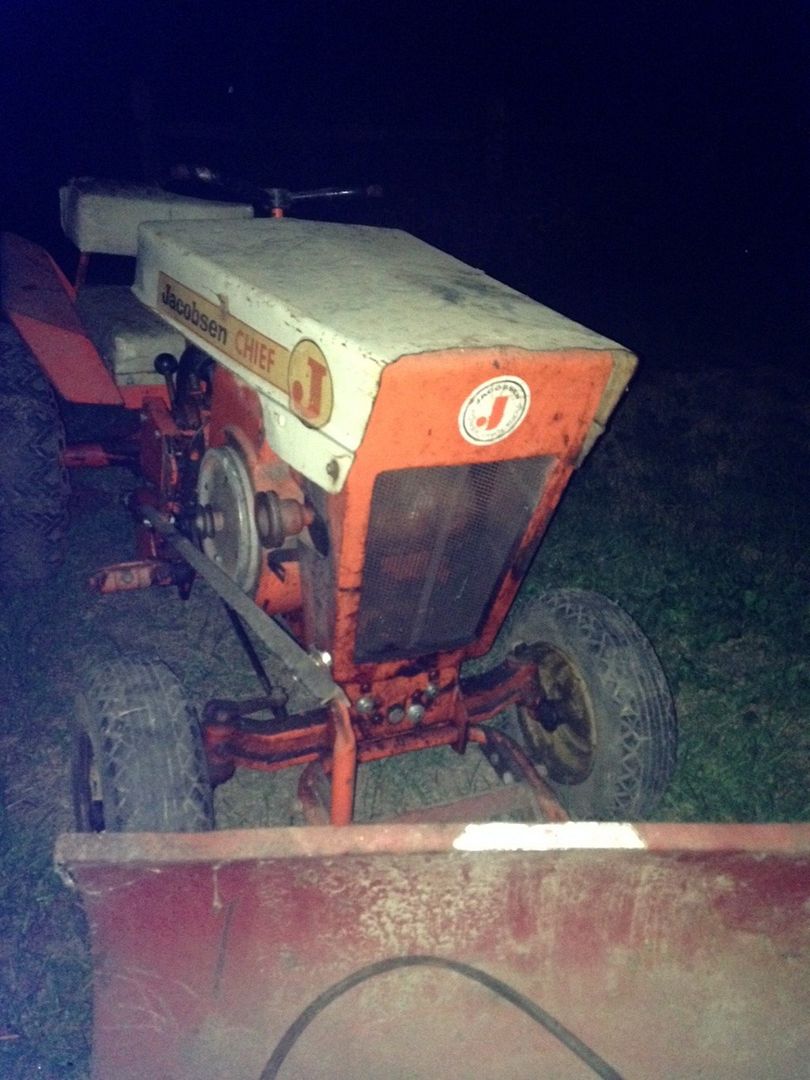 It has a hydraulic lift, appears to be the same on on the NF cubs