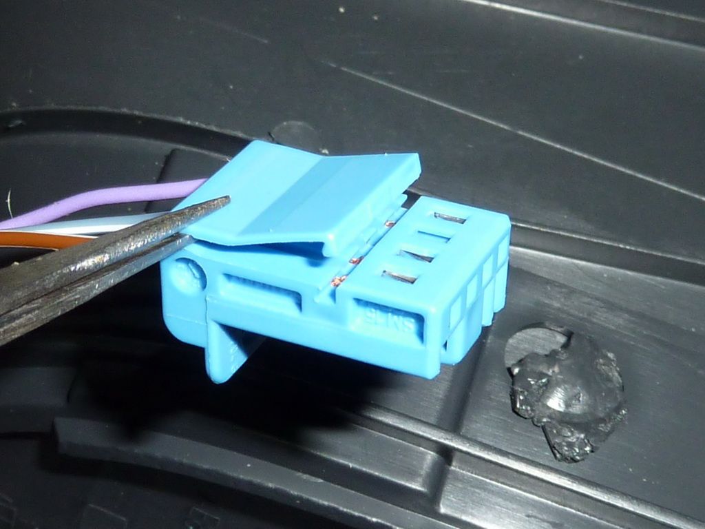 Electric boot release Tutorials and Guides R32OC VW Golf R32